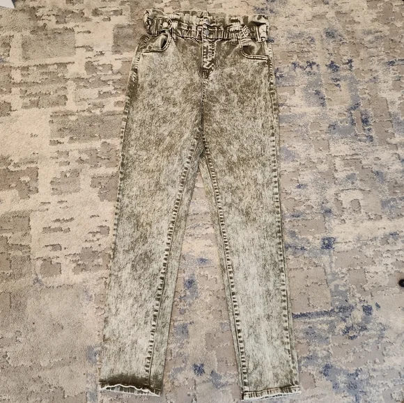 Almost Famous green acid wash stretch waist tapered jeans. Size small.  Highrise - Picture 8 of 14